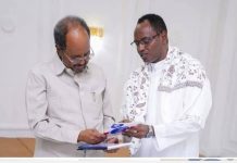 Guddoomiyaha Hay’adda Cilmi-baatista Gobolka Banaadir oo Buugaag Cilmi-baariseed Guddoonsiiyay Madaxweyne Xasan Sheekh: SAWIRRO
